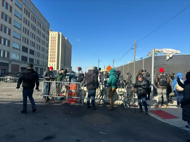 Jornalistas e policiais nos arredores da prisão onde Maduro está detido