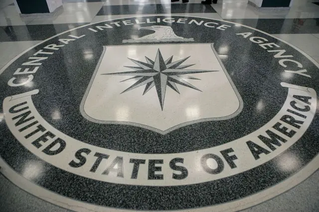 Logo de la CIA en la entrada de la sede de la organización, en el piso.