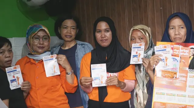 Yuni dan teman PRT lain saat berkampanye dari pintu rumah ke pintu rumah. 