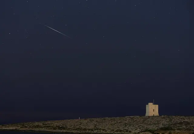 Bir meteor Malta'daki 17. yüzyıldan kalma St Mark Kulesi'nin üzerinden geçiyor.