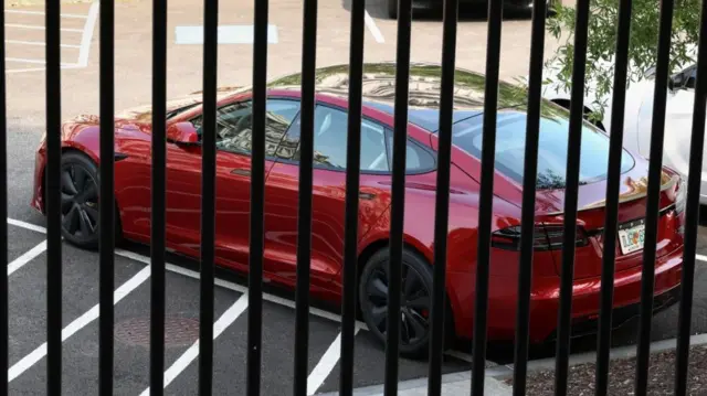 عکس تسلایی که دونالد ترامپ خریده در پارکینگی در محوطه کاخ سفید منتشر شده است