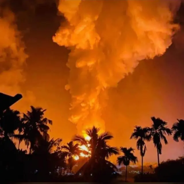 "ගිනි නිවීමේ නිලධාරින් මෙතැනට එද්දී රාත්‍රී 9.15 ට වගේ වුණා. ගින්න එක්ක කෙමිකල් පිච්චෙන ගඳ දැනුණා. අපි ටිකක් ඈතට වෙන්න හිටියේ. නමුත් ගින්න බලන්න කියලා බයිසිකල් වලින්, ත්‍රිවිල් වලින් කට්ටිය ආවා. එක බයික් එකක් හරි පිපිරුණා නම් එතන තව කරදරයක් වෙනවා." 