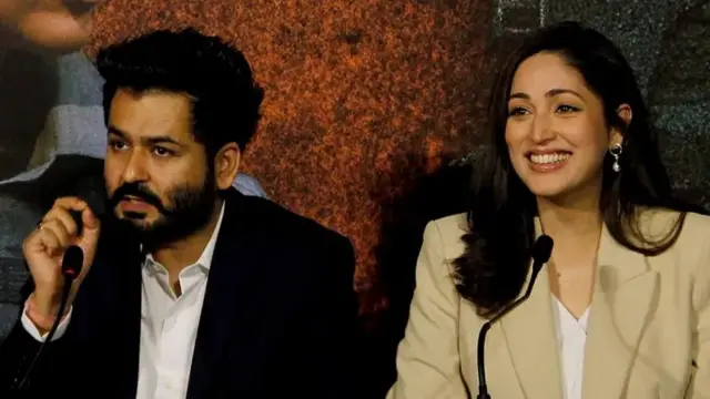 آدتیہ دھر اداکارہ یامی گوتم کے ساتھ فلم آرٹیکل 370 کے پروموشن پر