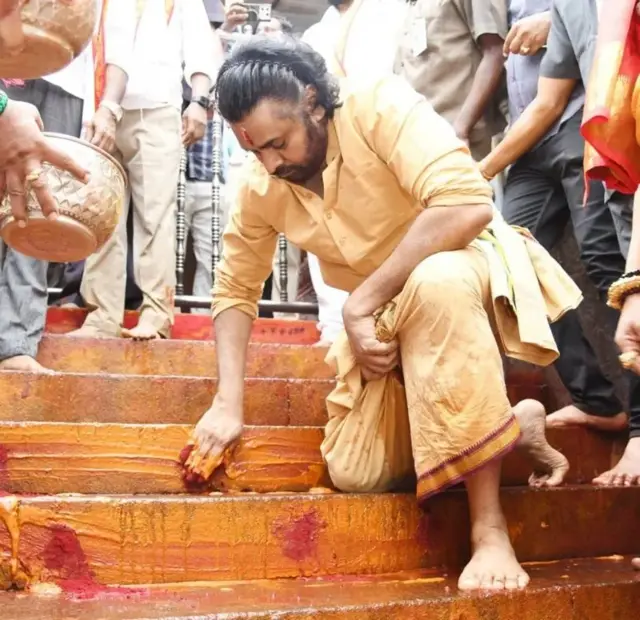 திருப்பதி லட்டு, பிரகாஷ் ராஜ் - பவன் கல்யாண்