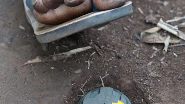 ၁၀ စုနှစ်ချီကြာတဲ့အထိ အသက်ရှိ ပေါက်ကွဲနိုင်တဲ့ မြေမြှုပ်မိုင်းတွေရဲ့ အန္တရာယ်ဟာ ပဋိပက္ခဖြစ်ရာဒေသခံ တွေရဲ့ ခြောက်ခြားစရာအဖြစ်ဆိုးတစ်ခုလို ဆက်ရှိနေပါတယ်။