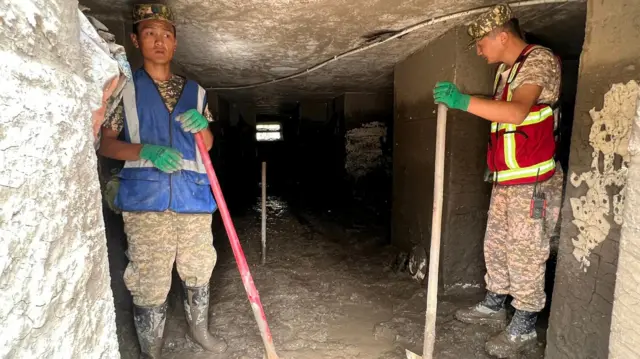 Ноокаттагы турак үйлөрдүн жер төлөөсү селден кийинки тазалоо учурунда 