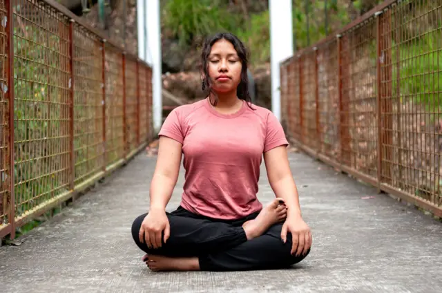 योगासनं केल्यामुळे मानसिक आरोग्य कसं सुधारतं?