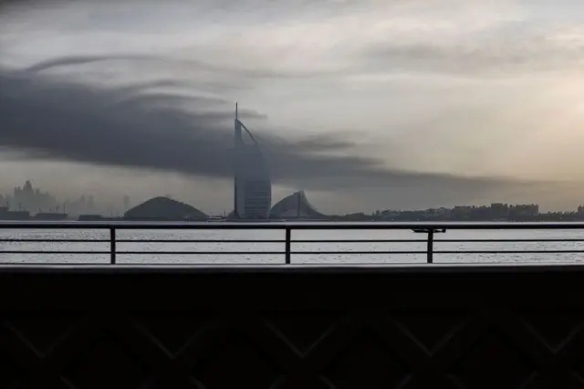 Дым над центром Дубая после ударов 13 марта 2026 года