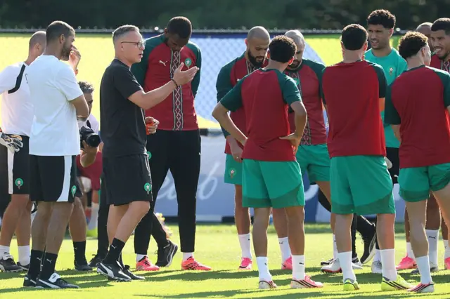 Le sélectionneur du Maroc, Mohamed Ouahbi, s'adresse à ses joueurs lors de l'entraînement de veille de match.