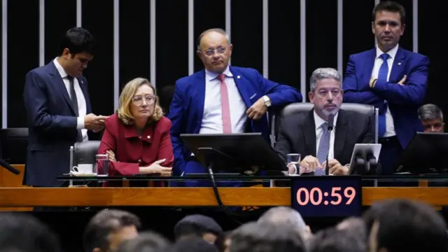 Arthur Lira e outros deputados na mesa da Câmara