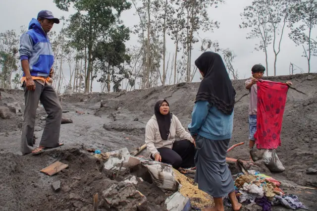 Warga menggali material erupsi Gunung Semeru untuk mencari barang miliknya di Desa Supiturang, Pronojiwo, Lumajang, Jawa Timur, Jumat (21/11/2025).