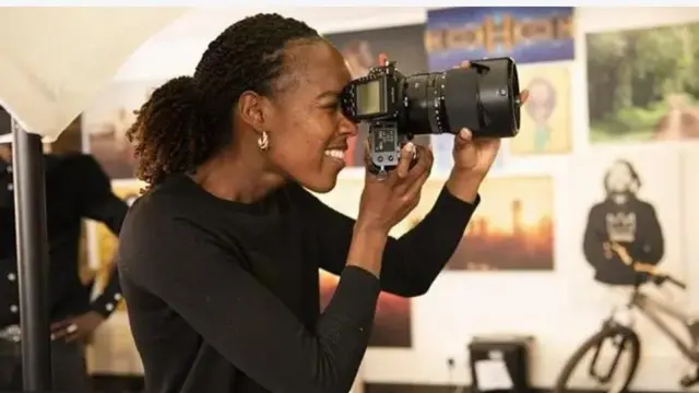 Aworan obinrin to n fi kamẹra ya fọto