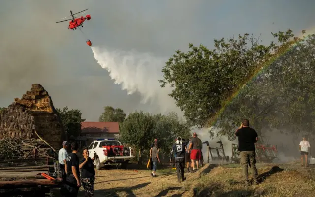 Helikopteri pomažu u gašenju požara