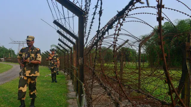 ৯ই মে, ২০২৫ তারিখে ভারতের শিলিগুড়ির উপকণ্ঠে ফুলবাড়ি বিওপি-তে (সীমান্ত চৌকি) ভারত-বাংলাদেশ সীমান্তে ভারতীয় সীমান্তরক্ষী বাহিনীর (বিএসএফ) সদস্যরা পাহারায় রয়েছেন।