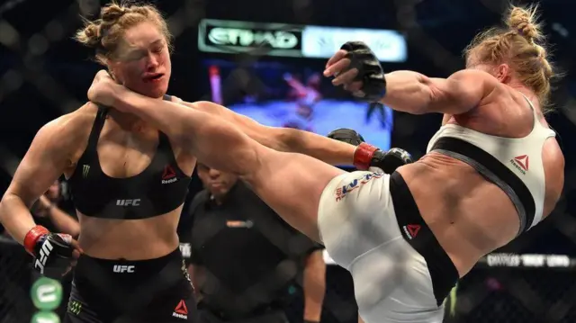 رزی (چپ) یک سال پس از ناک اوت شدن مقابل هولم مبارزه نکرد