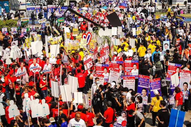 แกนนำและกองเชียร์ต่างมาให้กำลังใจผู้สมัคร ส.ส. กทม. ในวันสมัครรับเลือกตั้วันแรกเมื่อ 3 เม.ย. 