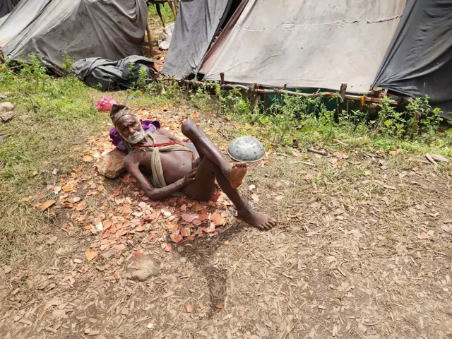 पाका उमेरका राउटे थकाइ मार्न यसैगरि घाम तापेर बस्ने गरेको बताउँछन्।