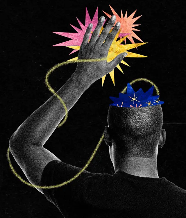 Hombre de espaldas levantando una mano hacia figuras estrelladas de colores, con líneas onduladas amarillas conectando los elementos sobre un fondo oscuro.