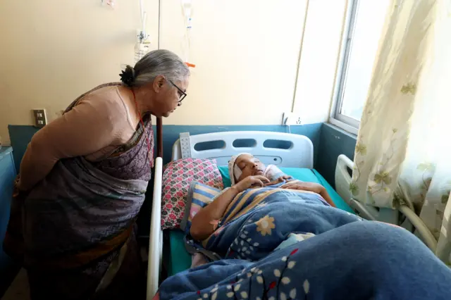 जेन जी आन्दोलनका घाइतेलाई भेट्दै प्रधानमन्त्री