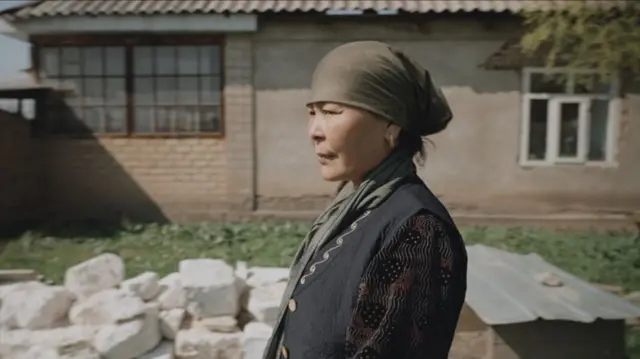 Рахатка "Вагнерден" 100 миң рубль, уулунун документтери менен сыйлыктарын беришти. 