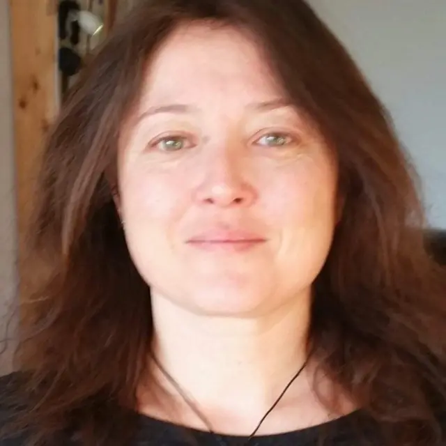 waxaay ku noolashay magaalada Stockholm ee dalka Swedan