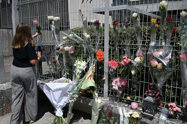 Мемориал у школы Ножан-сюр-Мар