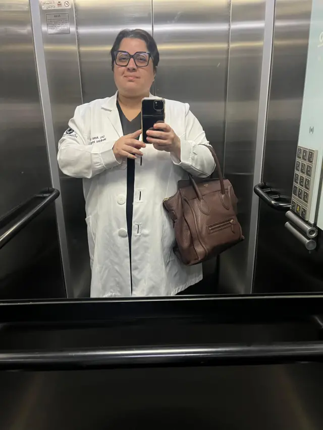 Anna em foto recente, voltando de um dia de trabalho