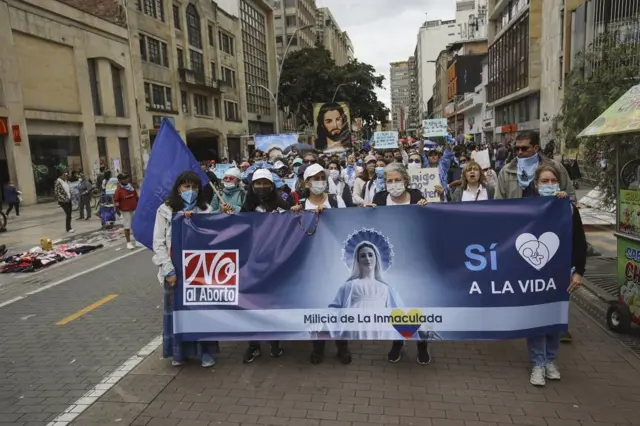 Manifestantes con una pancarta que dice: "No al aborto. Sí a la vida"