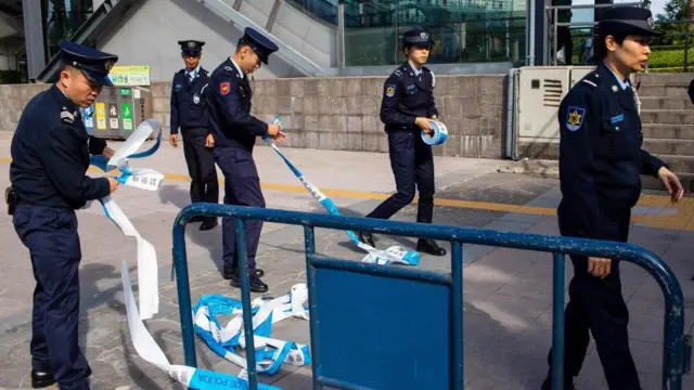 警方在收封锁带