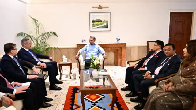 প্রধানমন্ত্রী তারেক রহমানের সঙ্গে সাক্ষাৎ করেছেন তুরস্কের পররাষ্ট্রমন্ত্রী হাকান ফিদান