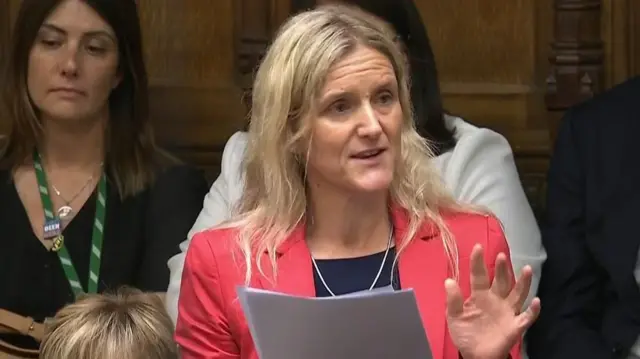 法案を提出した労働党のレッドビーター議員(20日、ロンドン)