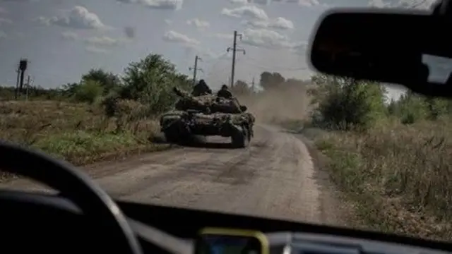 Августтун аягында Украинанын куралдуу күчтөрүнүн жоокерлери Запорожьедеги Работино кыштагын бошотуп, 20 чакырым алыстыкта турган Токмакты көздөй жыла башташты.