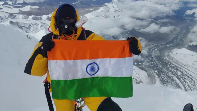 எவரெஸ்ட் சிகரத்தை தொட்ட முதல் தமிழ் பெண் முத்தமிழ்செல்வி