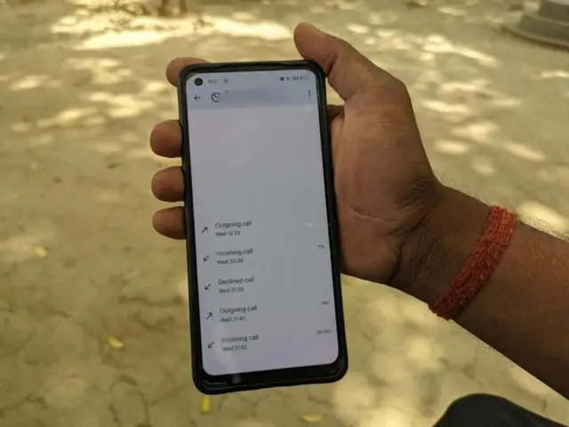 ਪੀੜਤਾ ਦੇ ਵੱਡੇ ਭਰਾ ਨੇ ਆਪਣਾ ਫੋਨ ਦਿਖਿਆ। 