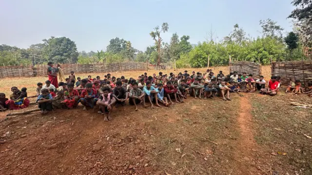 तथाकथित क्रॉस फायरिंग की घटनाओं के विरोध में प्रदर्शन करते आदिवासी