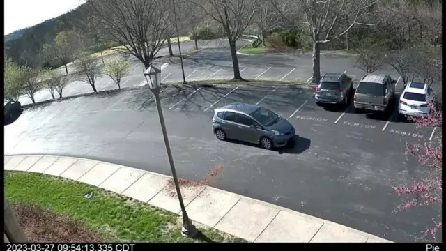 အော်ဒရီဟာ သူ့ကားနဲ့ကျောင်းကိုရောက်လာ