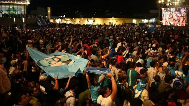 Multidão faz festa nas ruas