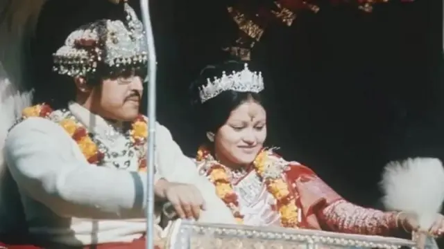 राज्याभिषेकका दिन हात्तीमाथि बसेका राजा वीरेन्द्र र रानी ऐश्वर्य