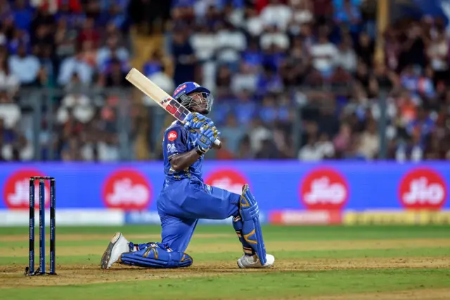 9 சிக்ஸர்கள் உள்பட 71 ரன்கள் எடுத்து கடைசி வரை ஆட்டமிழக்காமல் இருந்தார் ஷெர்ஃபேன் ரதர்ஃபோர்ட்