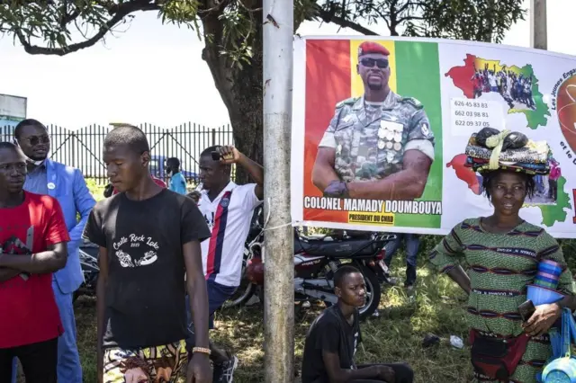 Un panneau publicitaire montrant le général Mamadi Doumbouya en tenue militaire. Le président sortant a soumis sa candidature à la présidentielle du 28 décembre prochain en république de Guinée. 