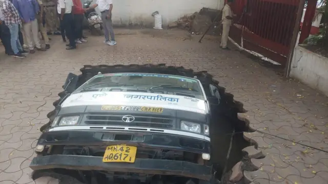 पुण्यात खड्ड्यात पडलेला ट्रक.