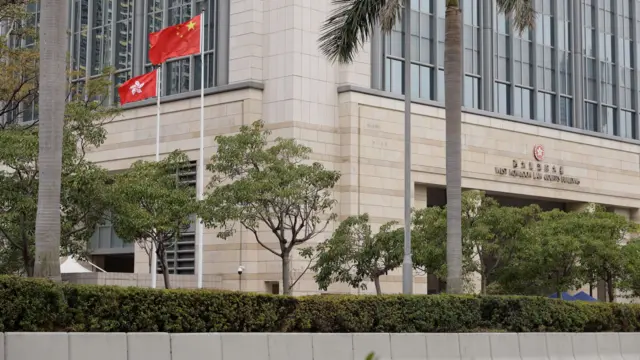 香港西九龍法院大樓外貌,大樓設有西九龍裁判法院、死因裁判法庭、小額錢債審裁處等法庭(22/1/2026)