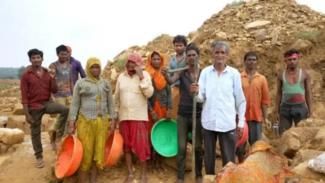 'हिरा' शोधणारे गावकरी.