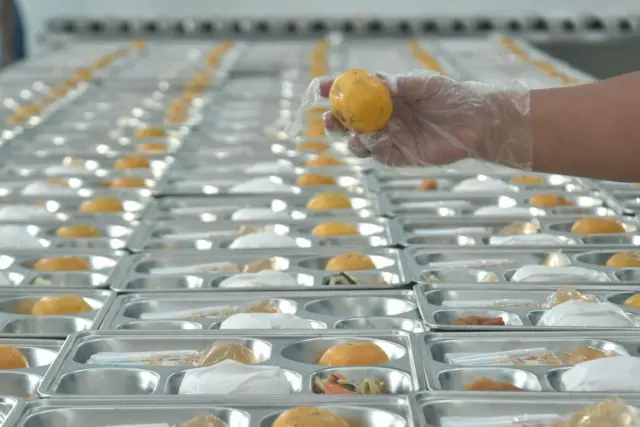 Petugas menata buah jeruk untuk paket makan bergizi gratis di Jati Asih, Bekasi, Jawa Barat, Senin (30/6/2025).