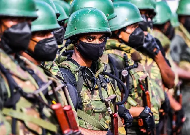 යුද ජයග්‍රහණයෙන් පසුව මෙරට රජයන් ජාතික ආරක්ෂාව ගැන දක්වන්නේ අලසවු ආකල්පයක් බව සමගි ජනබල වේගය පක්ෂයේ පාර්ලිමේන්තු මන්ත්‍රී ෆීල්ඩ් මාර්ෂල් සරත් ෆොන්සේකා පාර්ලිමේන්තුවේදී පවසා සිටියේය.