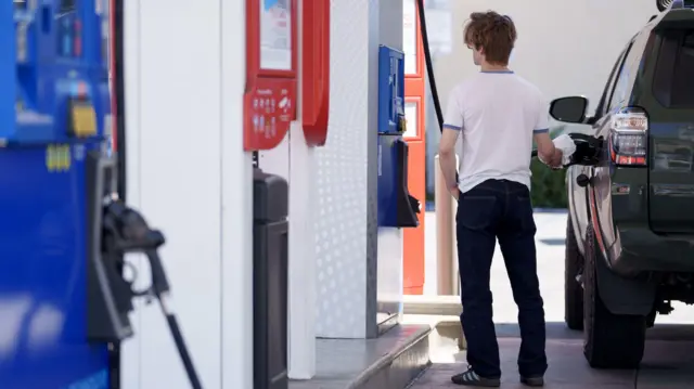 Seorang pelanggan mengisi ulang bahan bakar kendaraan di SPBU Mobil di Los Angeles, California, AS, pada Selasa, 2 April 2024