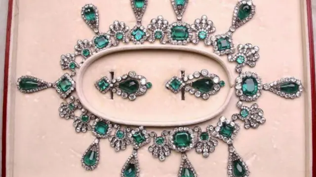 Di stolen items include one emerald necklace and earring set wey belong to Empress Marie Louise, Napoleon Bonaparte second wife