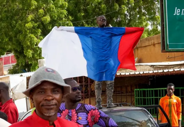 Путчтан кийин эле Нигерде көптөгөн орус желектери желбирей баштады