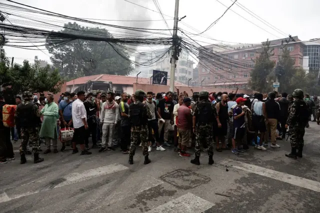 भदौ २५ गते डिल्लीबजार कारागारबाहिर मानिसहरू भेला भएको र सैनिकले सुरक्षा दिइरहेको दृश्य