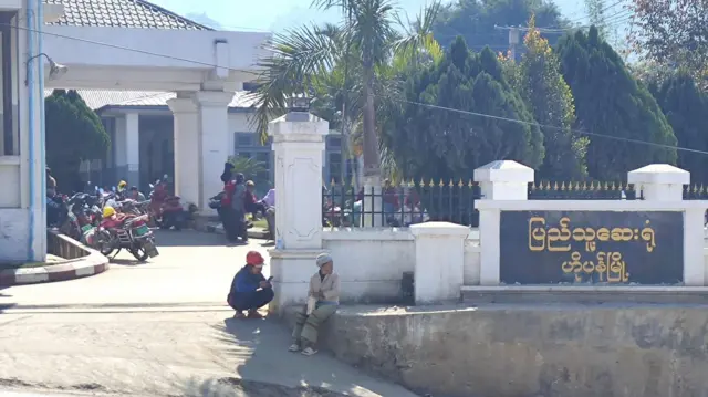 ဆေးရုံ နဲ့ ကျောင်းမှာပဲ မြန်မာအစိုးရ ဝန်ထမ်းတွေကို ဆက်လက်အသုံးပြု